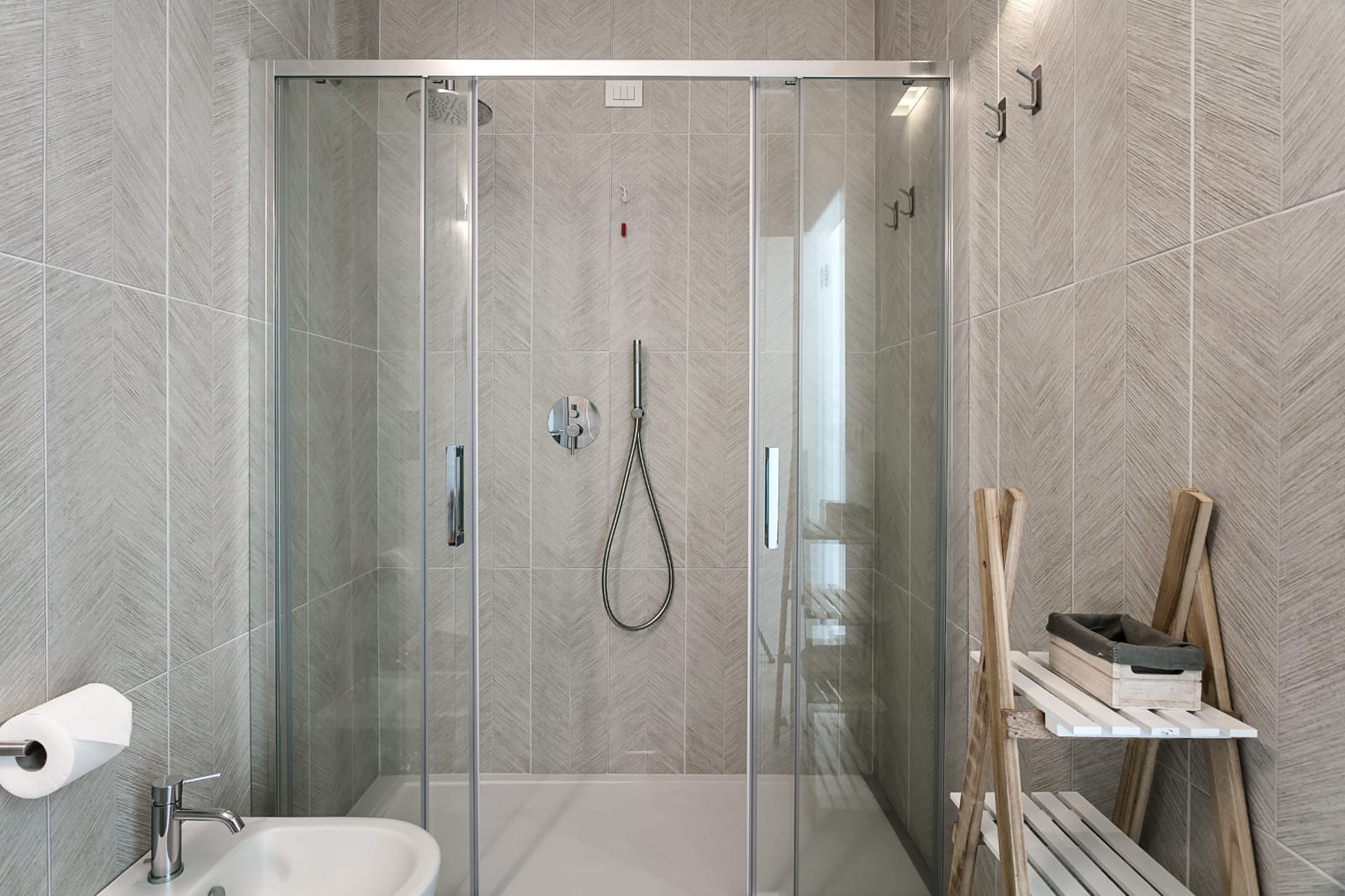 Dettaglio del bagno privato della camera 1 con accessori